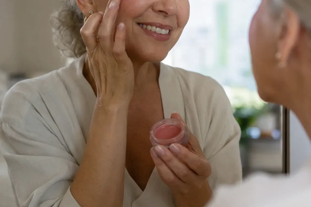 Redaktioneller Beauty-Moment zur Ausgangslage bei Bronzer bei Rötungen
