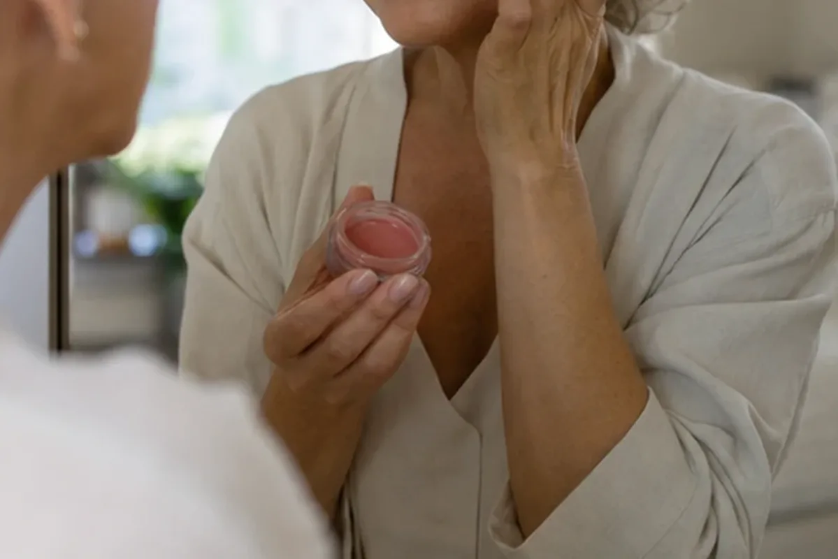 Authentischer Wohlfühlmoment passend zum Beauty-Thema Lidschatten für langen Halt