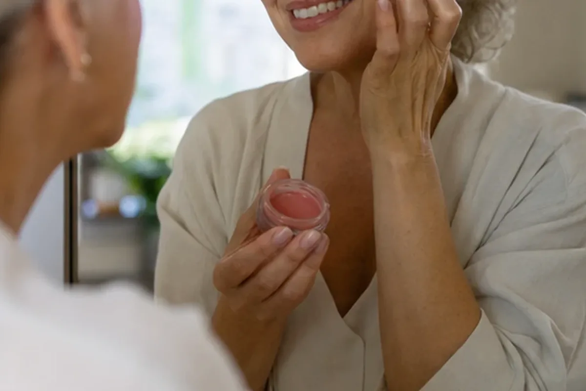 Redaktioneller Beauty-Moment zur Ausgangslage bei Bronzer für reife Haut