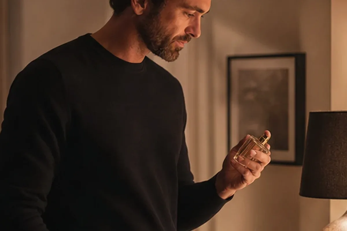 Emotionaler und authentischer Anwendungsmoment rund um Parfum