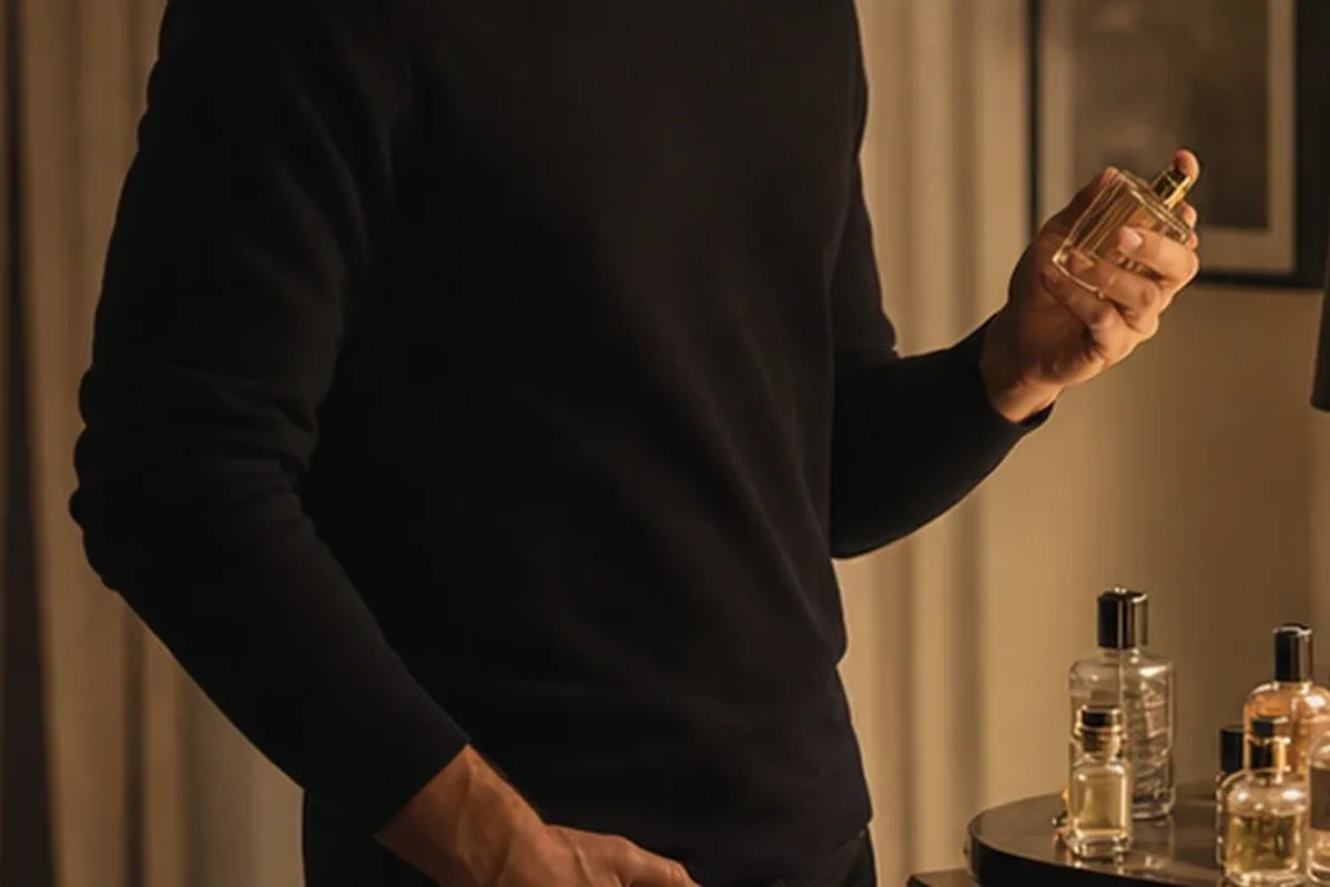 Emotionaler und authentischer Anwendungsmoment rund um Unisex-Parfum bei kaltem Wetter