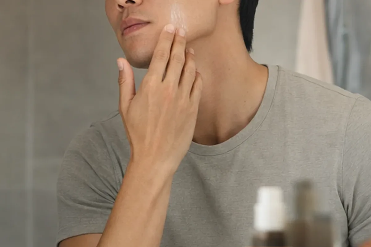 Authentischer Wohlfühlmoment passend zum Beauty-Thema Männer-Sonnenschutz für empfindliche Haut