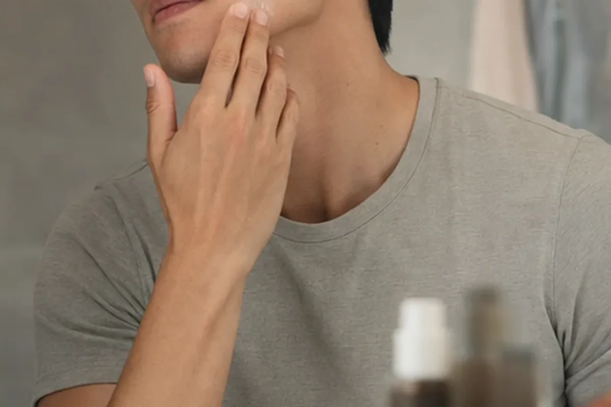 Authentischer Wohlfühlmoment passend zum Beauty-Thema Männer-Deodorant für fettige Haut