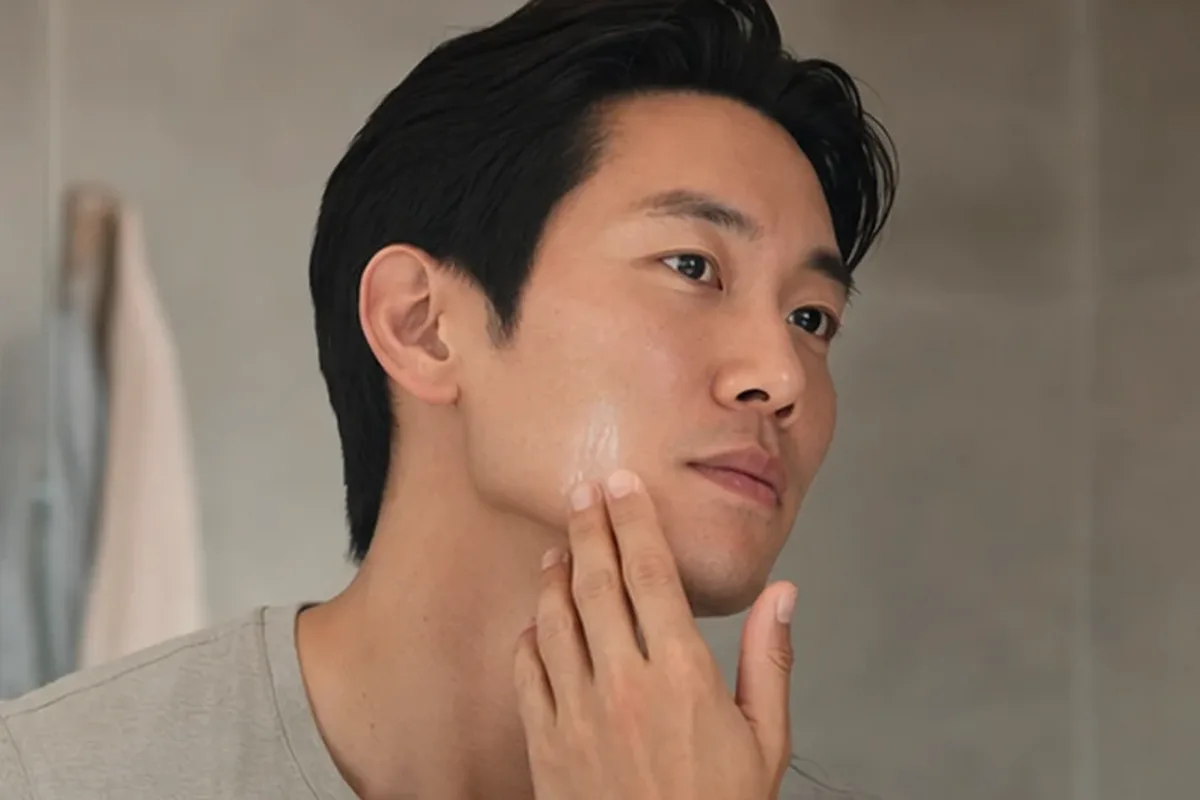 Authentischer Wohlfühlmoment passend zum Beauty-Thema Männer-Deodorant für fettige Haut