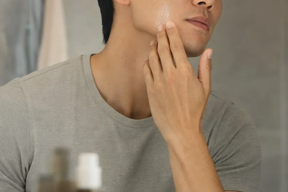 Hochwertige Beauty-Inszenierung zu Auswahlkriterien für Männer-Gesichtsreiniger für fettige Haut