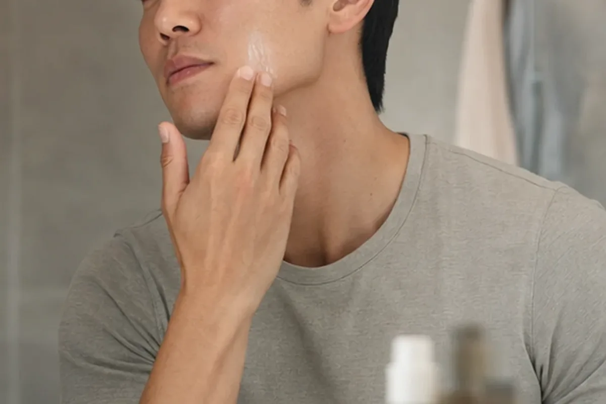 Authentischer Wohlfühlmoment passend zum Beauty-Thema Männer-Gesichtscreme für trockene Haut