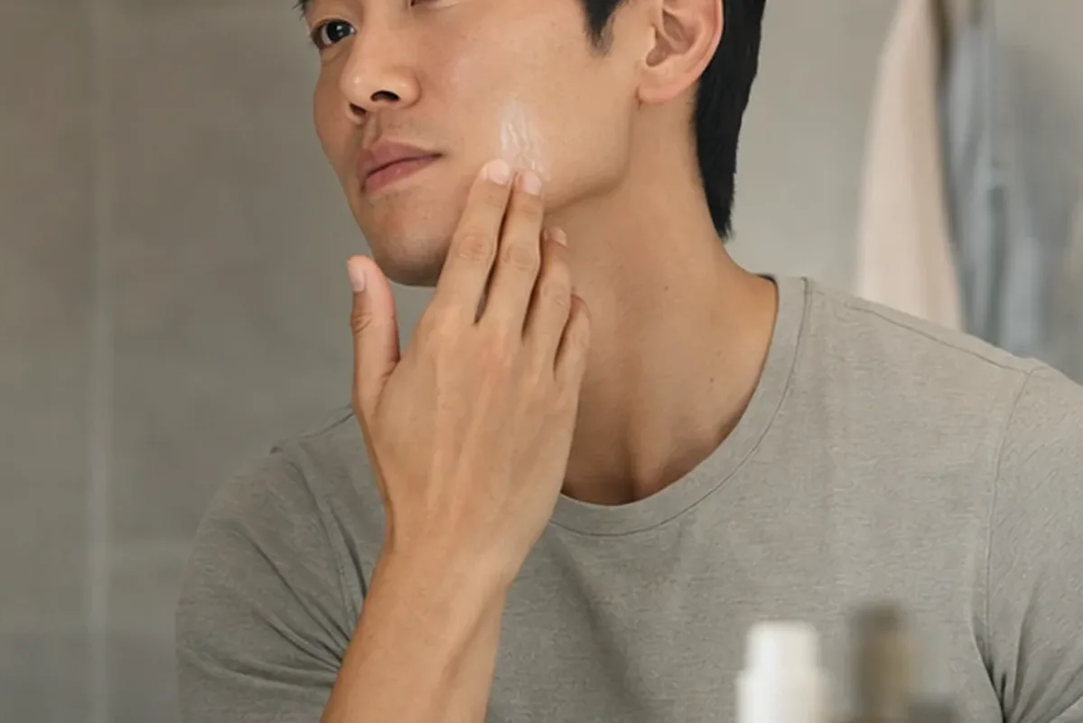 Authentischer Wohlfühlmoment passend zum Beauty-Thema Männer-Gesichtsreiniger bei Rasurbrand
