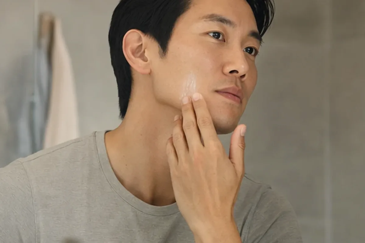 Authentischer Wohlfühlmoment passend zum Beauty-Thema Männer-Gesichtscreme für empfindliche Haut