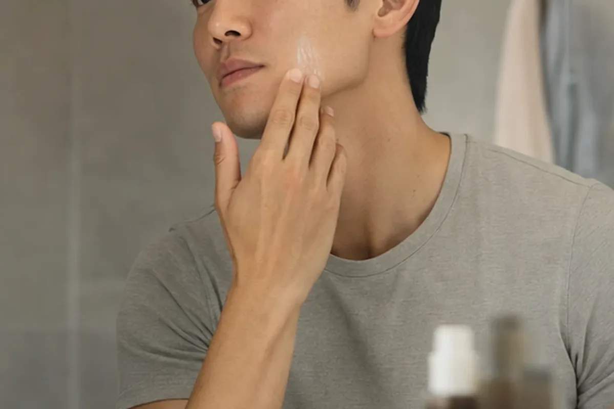Authentische Beauty-Routine passend zum Thema Männer-Gesichtscreme bei wenig Zeit