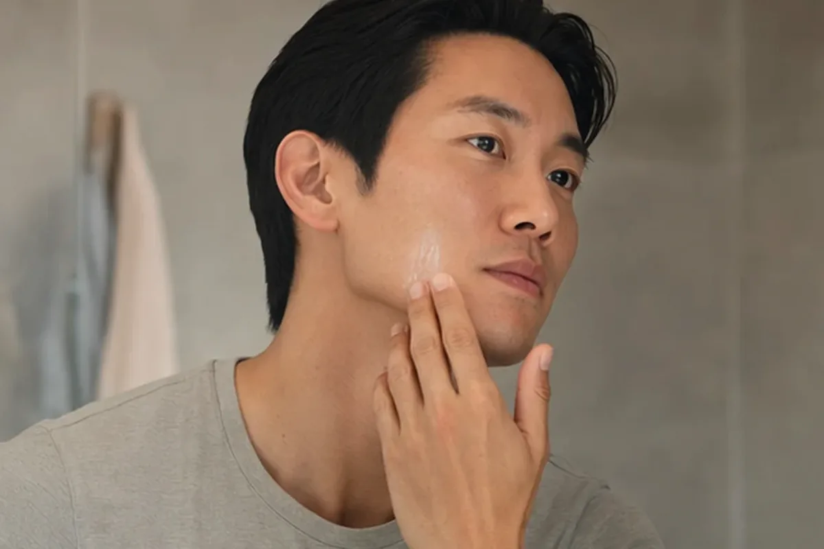 Authentischer Wohlfühlmoment passend zum Beauty-Thema Männer-Deodorant für Pflege-Einsteiger