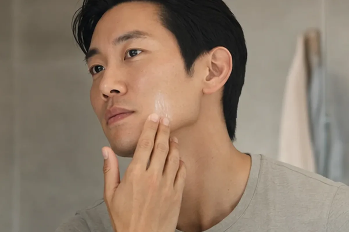 Authentischer Wohlfühlmoment passend zum Beauty-Thema Männer-Sonnenschutz für fettige Haut