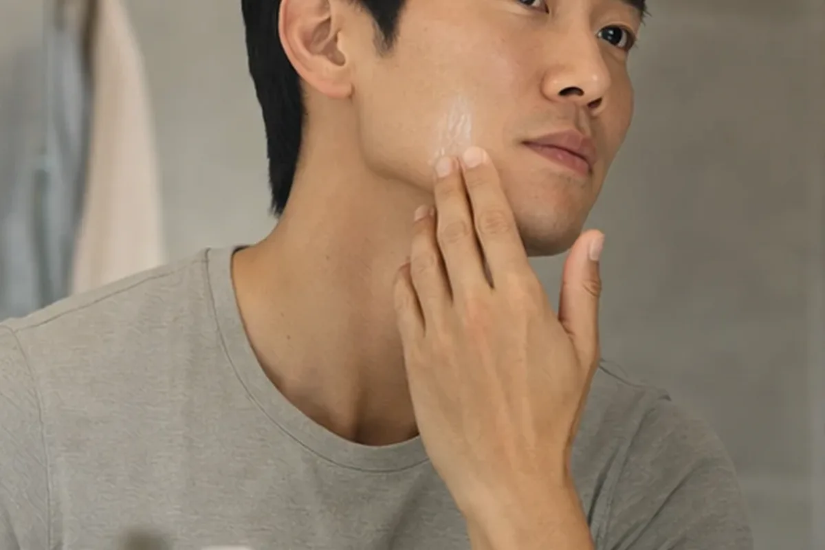 Authentischer Wohlfühlmoment passend zum Beauty-Thema Männer-Gesichtsreiniger für trockene Haut