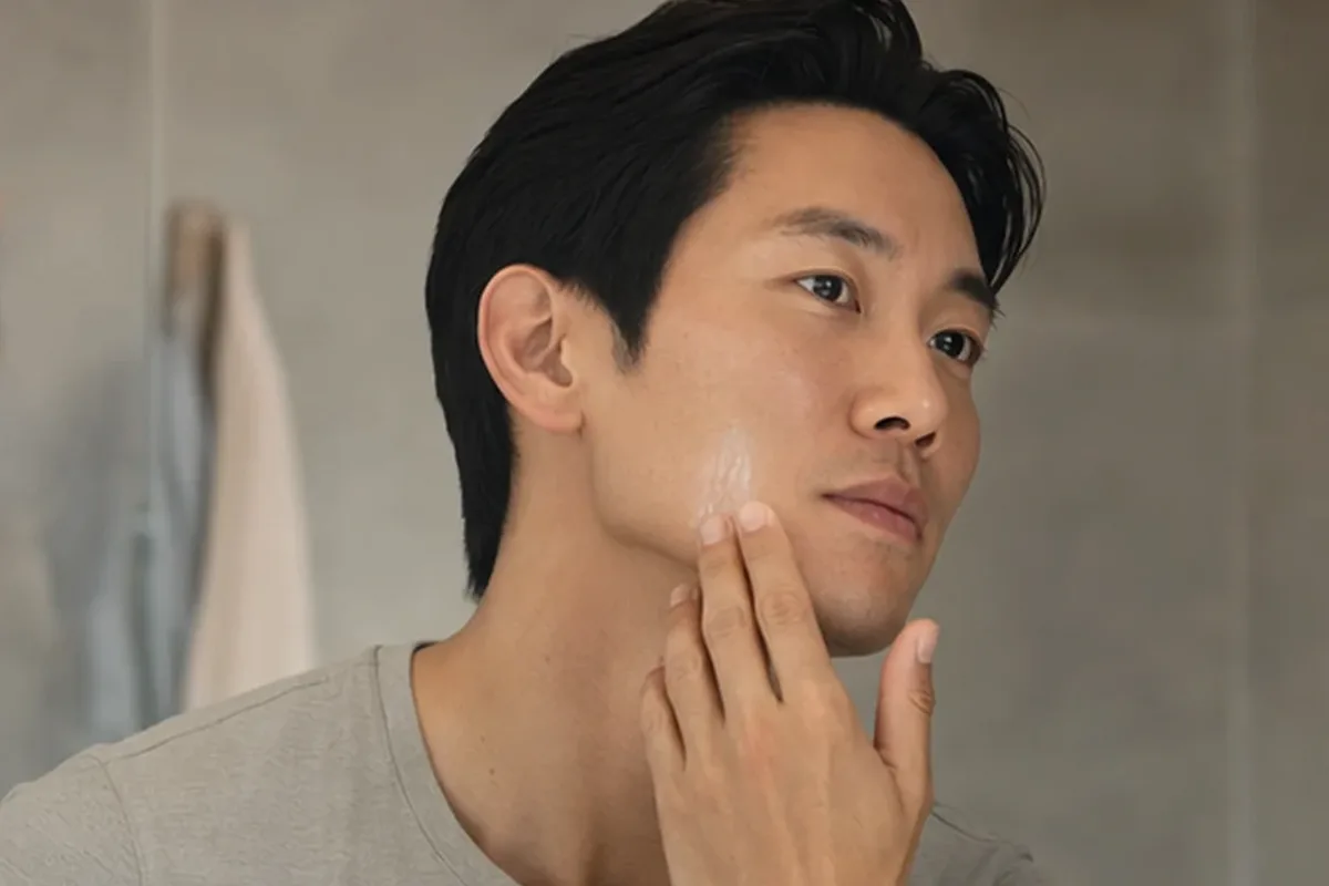 Authentischer Wohlfühlmoment passend zum Beauty-Thema Männer-Sonnenschutz für empfindliche Haut
