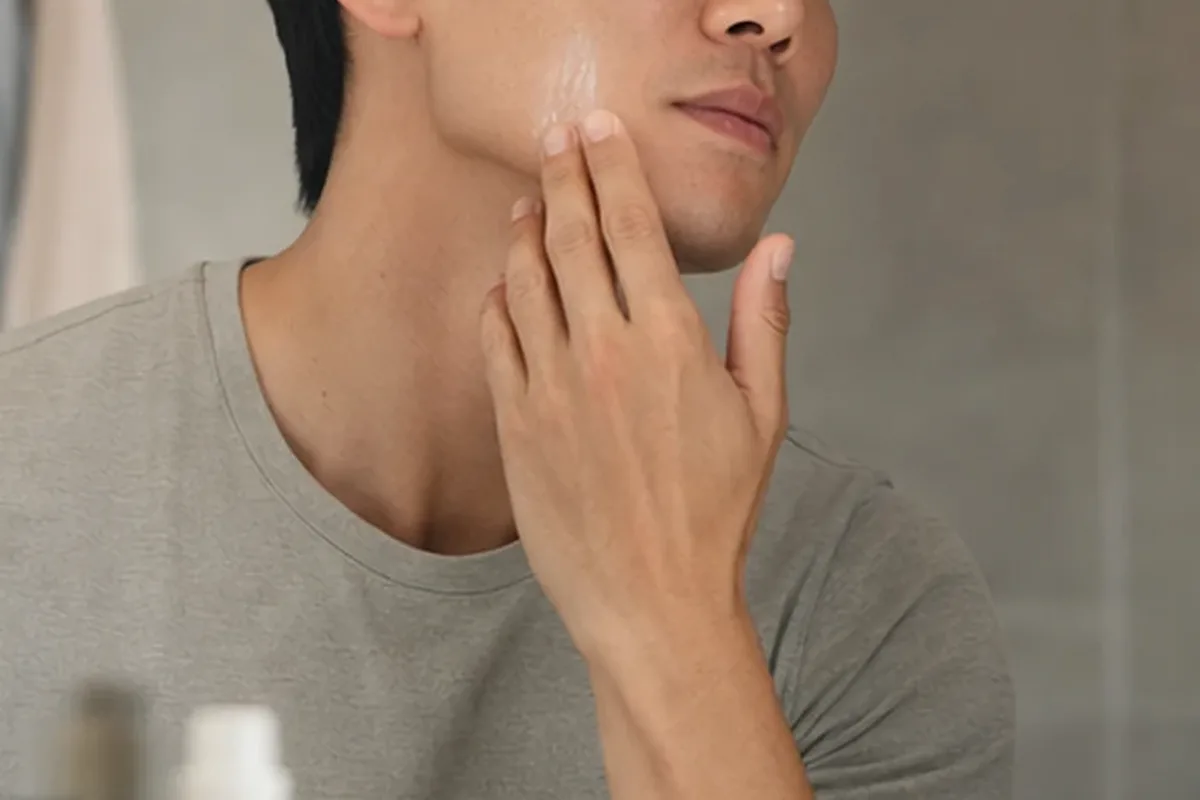 Authentische Beauty-Routine passend zum Thema Männer-Gesichtscreme für trockene Haut