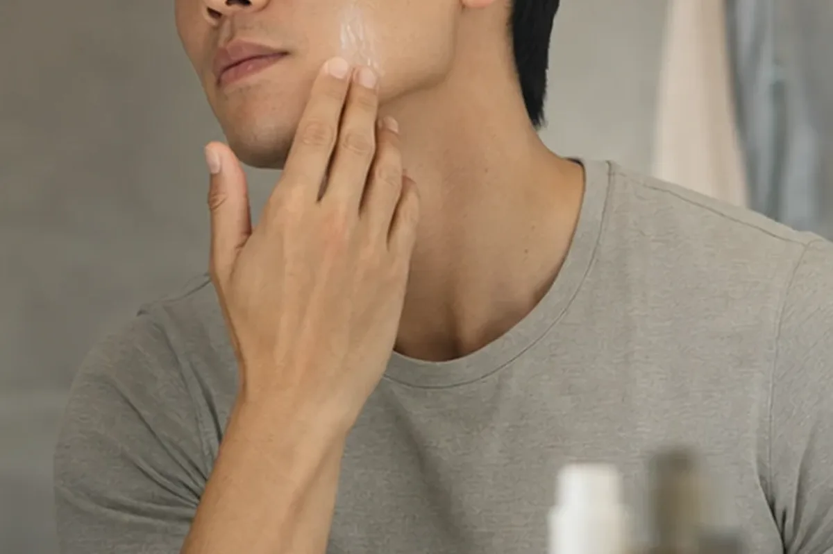Authentische Beauty-Routine passend zum Thema Bartshampoo für fettige Haut
