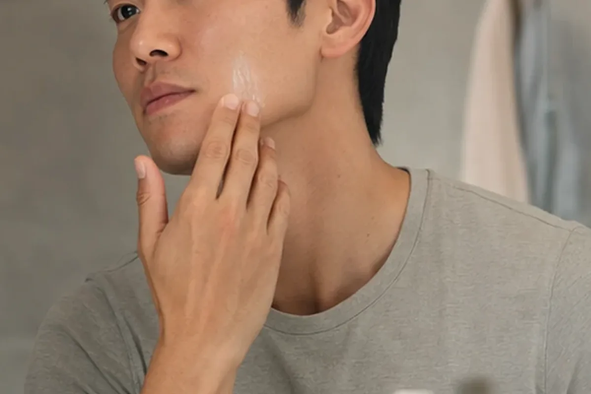 Authentischer Wohlfühlmoment passend zum Beauty-Thema Barttrimmer für fettige Haut