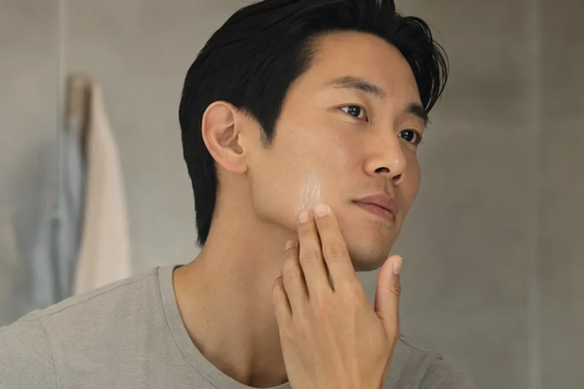 Authentischer Wohlfühlmoment passend zum Beauty-Thema Männer-Gesichtscreme für trockene Haut