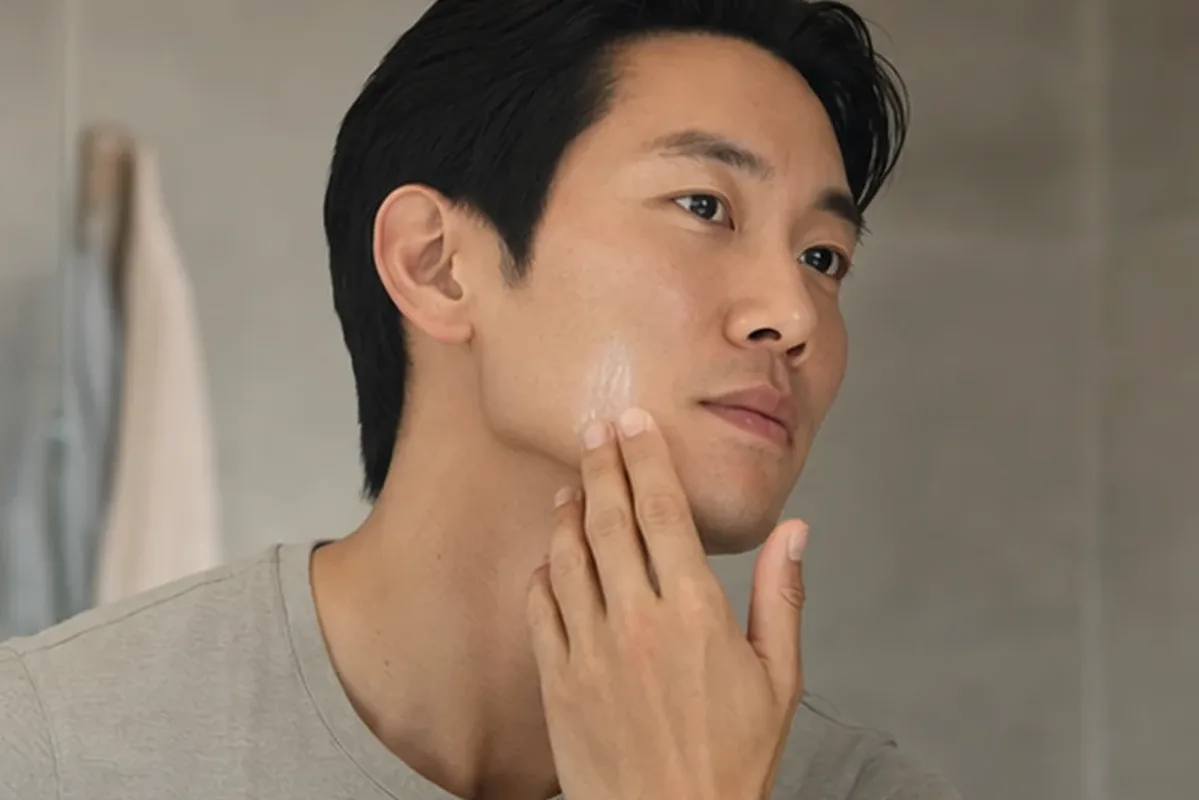 Emotionaler und authentischer Anwendungsmoment rund um Männer-Deodorant für fettige Haut