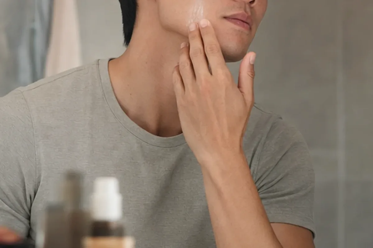 Emotionaler und authentischer Anwendungsmoment rund um After Shave für trockene Haut