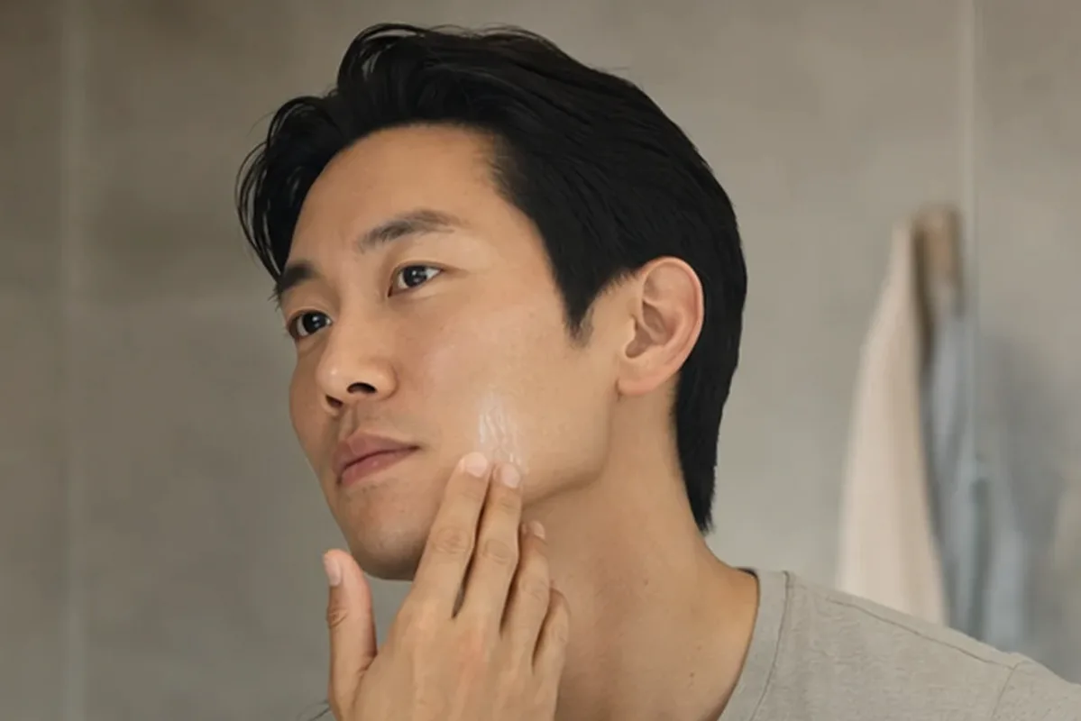 Hochwertige Beauty-Inszenierung zu Auswahlkriterien für Männer-Sonnenschutz für empfindliche Haut