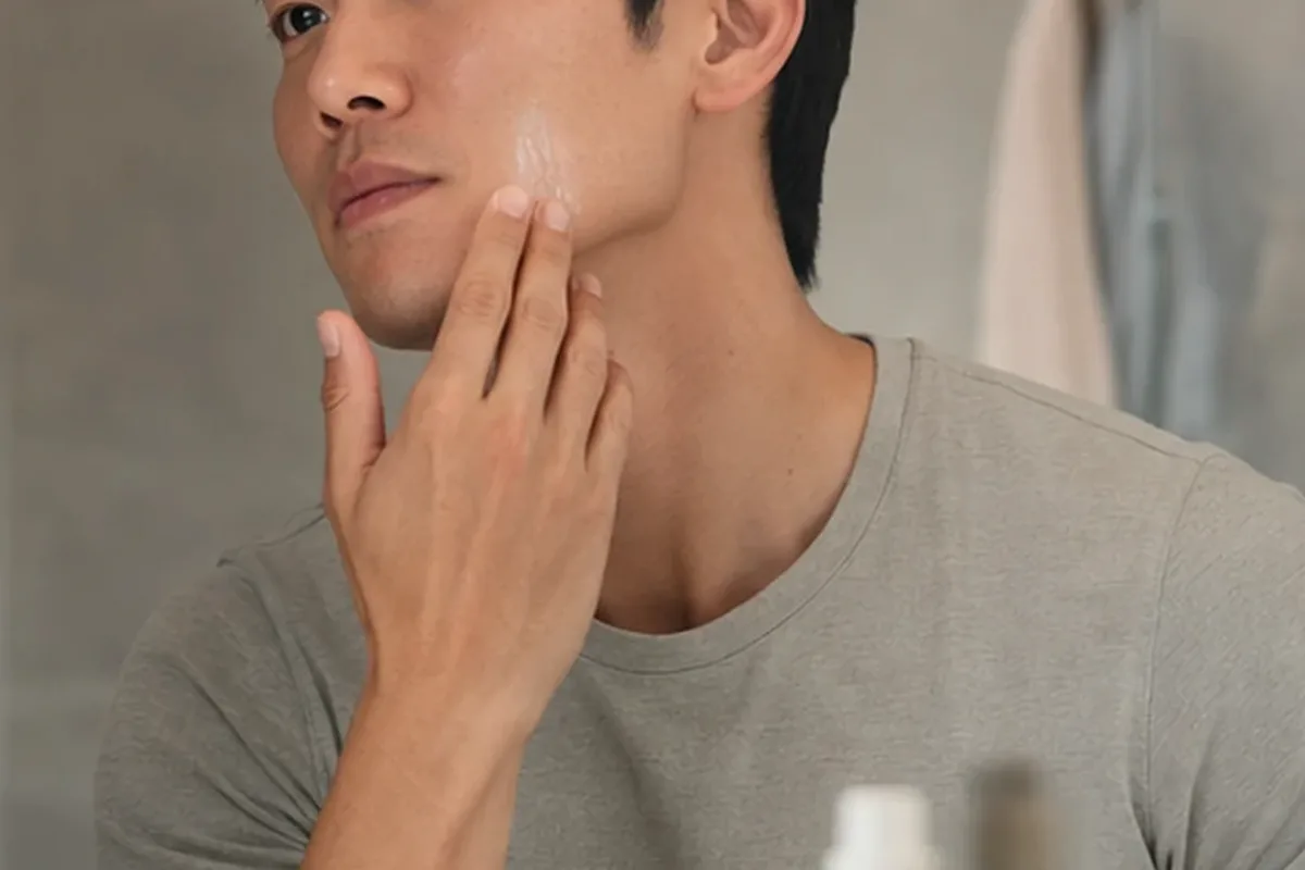 Authentischer Wohlfühlmoment passend zum Beauty-Thema Kopfhautpflege für fettige Haut