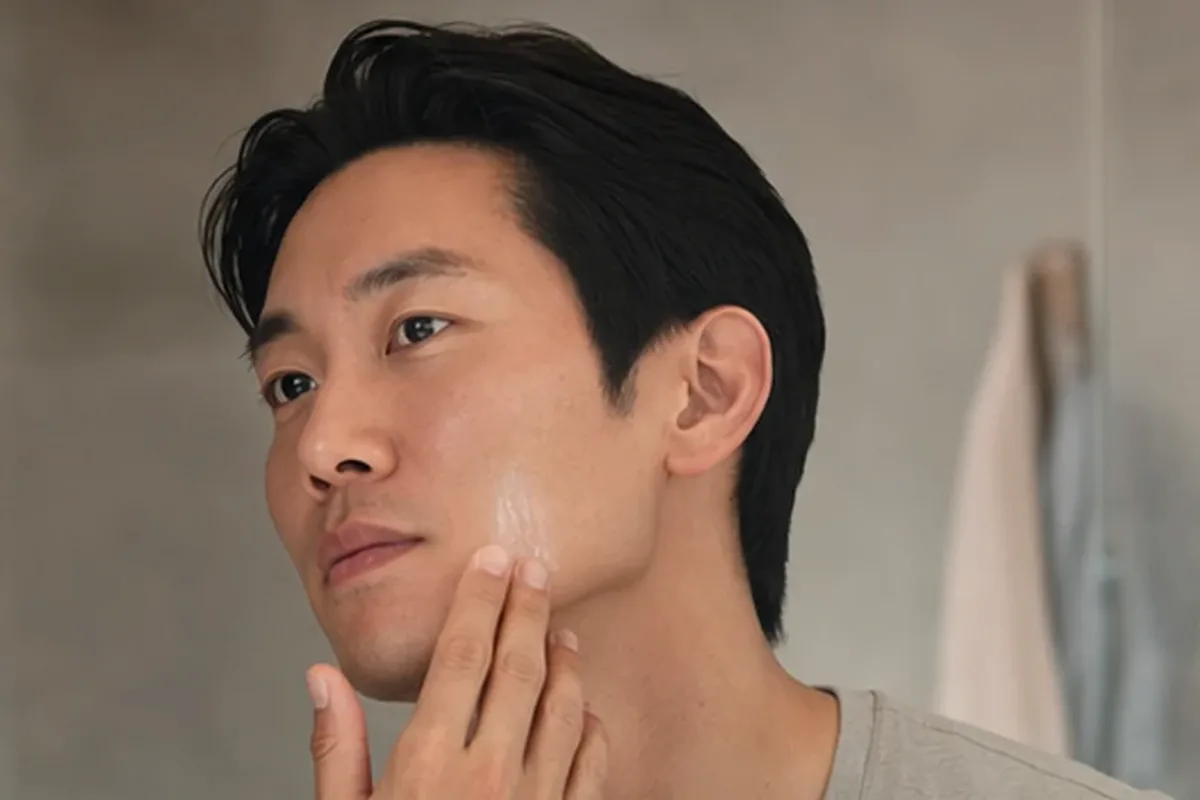 Authentischer Wohlfühlmoment passend zum Beauty-Thema Männer-Gesichtsreiniger für Pflege-Einsteiger