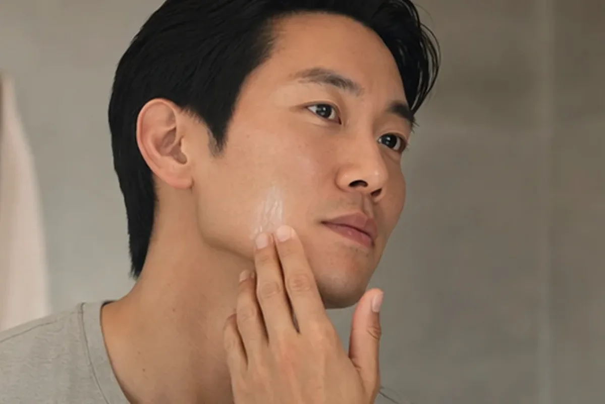 Authentischer Wohlfühlmoment passend zum Beauty-Thema Männer-Gesichtsreiniger bei wenig Zeit