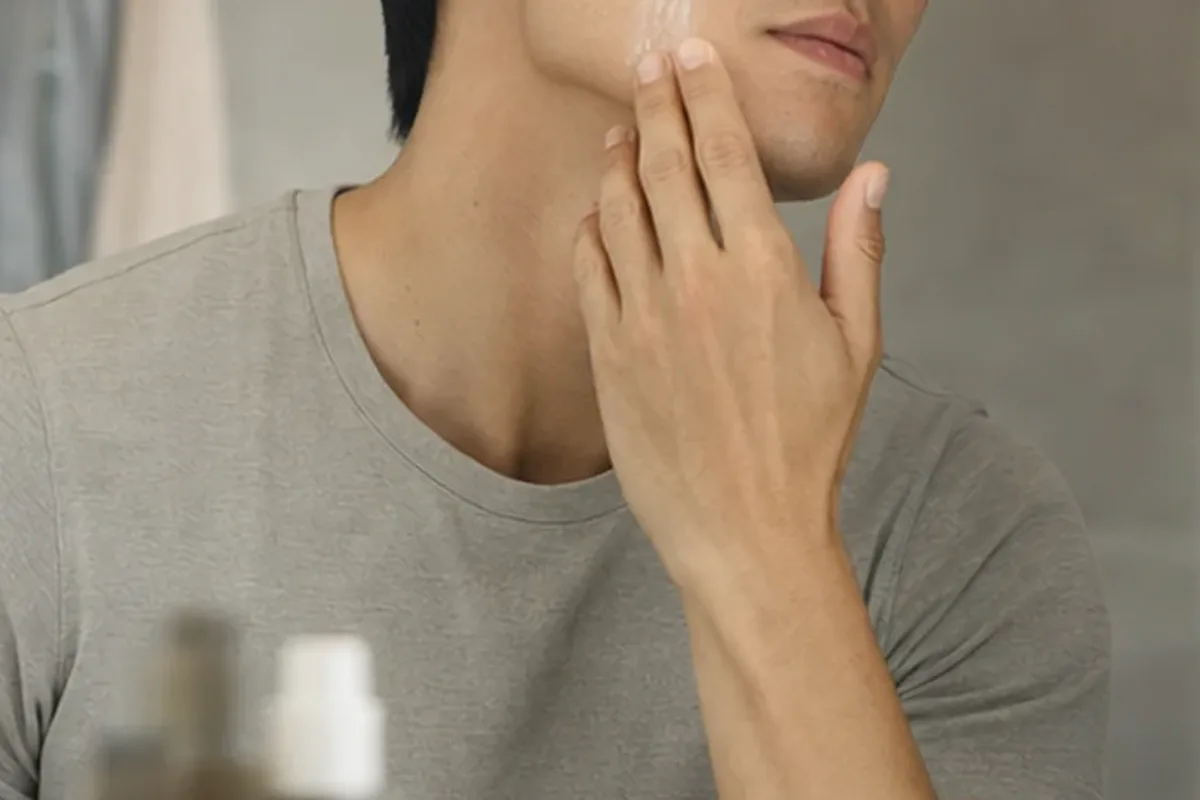 Emotionaler und authentischer Anwendungsmoment rund um Männer-Shampoo bei wenig Zeit