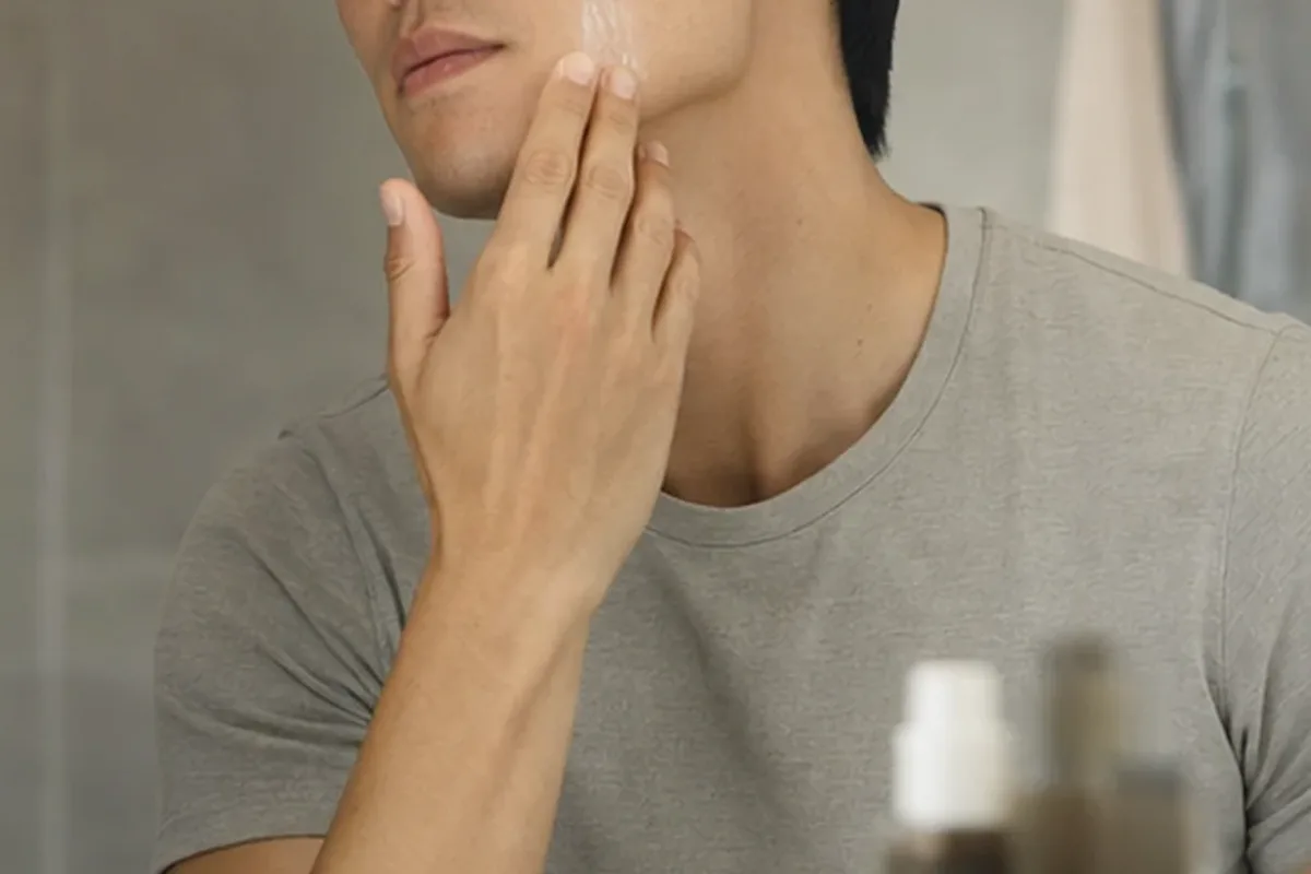 Hochwertige Beauty-Inszenierung zu Auswahlkriterien für Männer-Gesichtscreme für empfindliche Haut