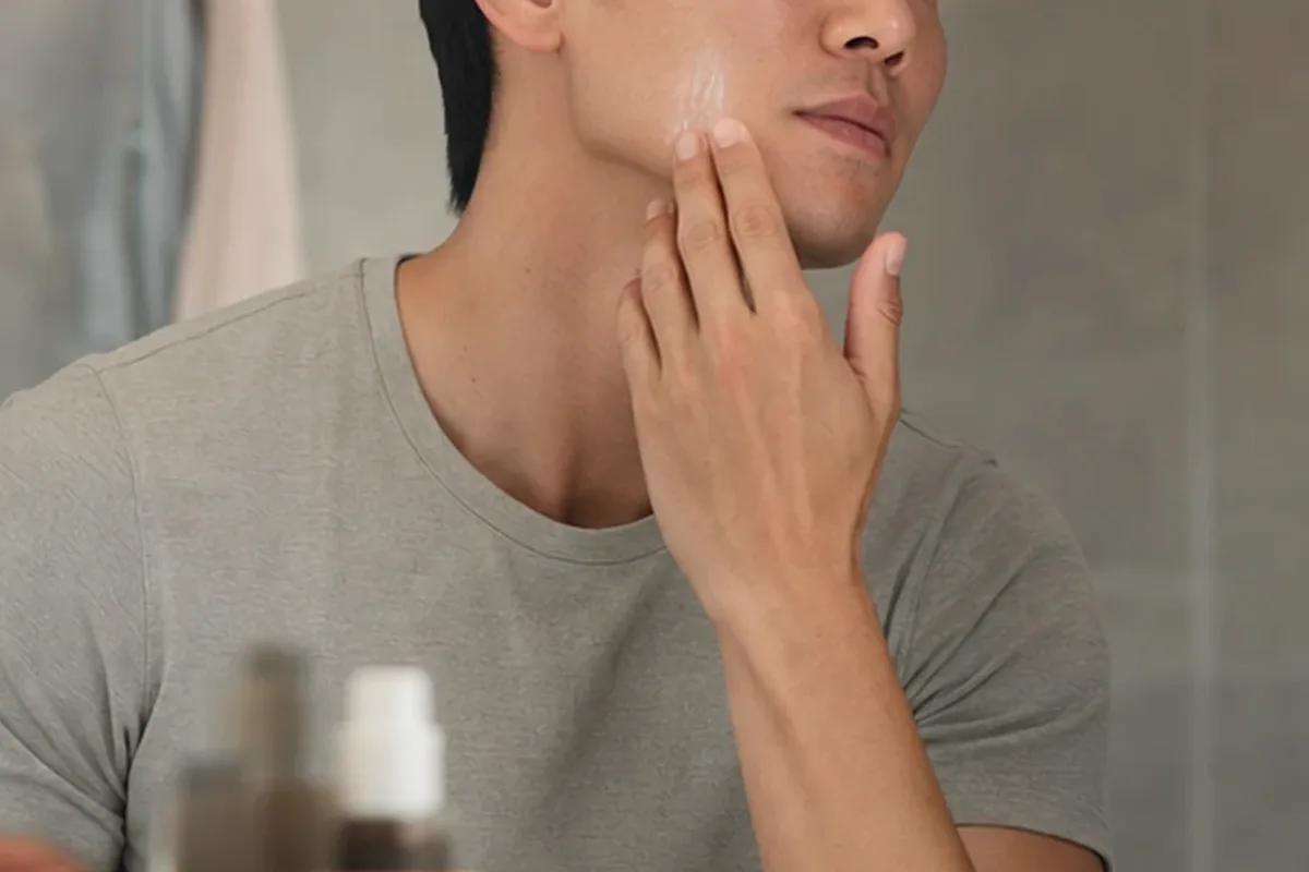 Hochwertige Beauty-Inszenierung zu Auswahlkriterien für Männer-Gesichtsreiniger bei Rasurbrand