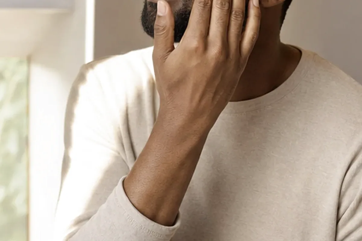 Emotionaler und authentischer Anwendungsmoment rund um Gesichtsreinigung bei Pigmentflecken