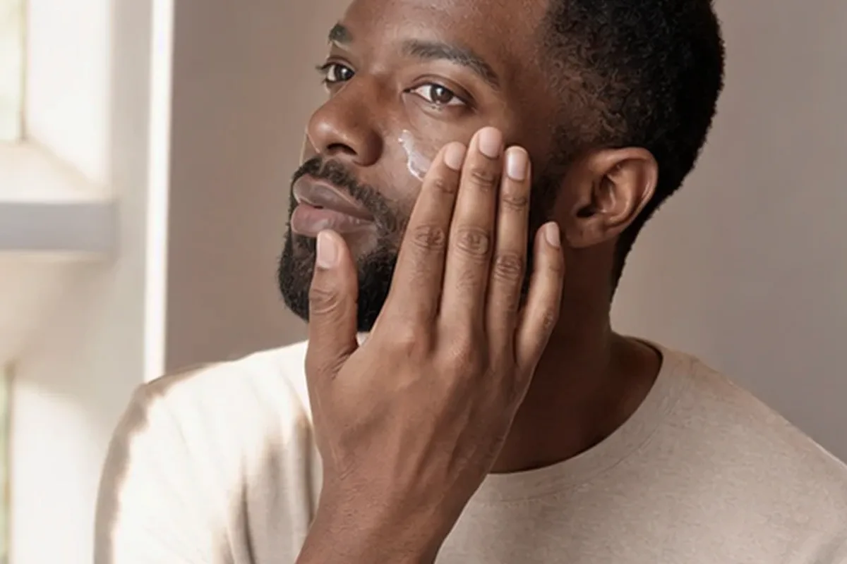 Emotionaler und authentischer Anwendungsmoment rund um Chemisches Peeling für fettige Haut