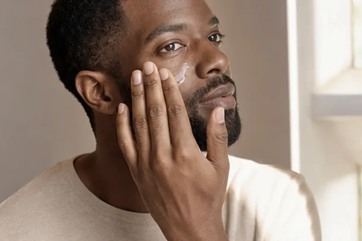 Emotionaler und authentischer Anwendungsmoment rund um Vitamin-C-Serum bei Rötungen