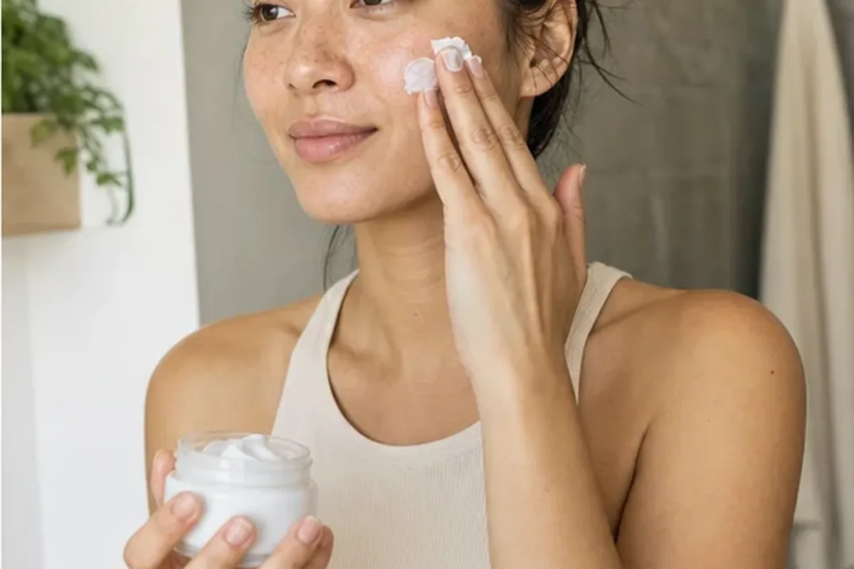 Authentischer Wohlfühlmoment passend zum Beauty-Thema Hautbarriere-Pflege für unreine Haut