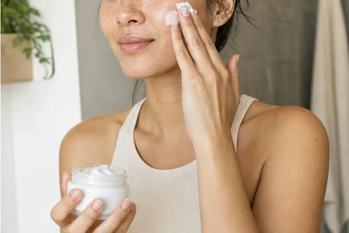 Redaktioneller Beauty-Moment zur Ausgangslage bei Augenpflege bei Rötungen