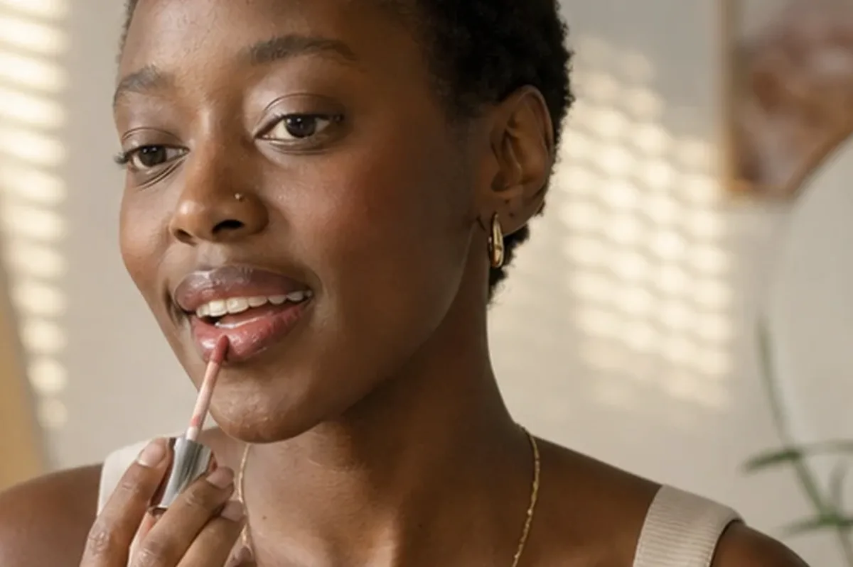 Emotionaler und authentischer Anwendungsmoment rund um Skin Tint für reife Haut