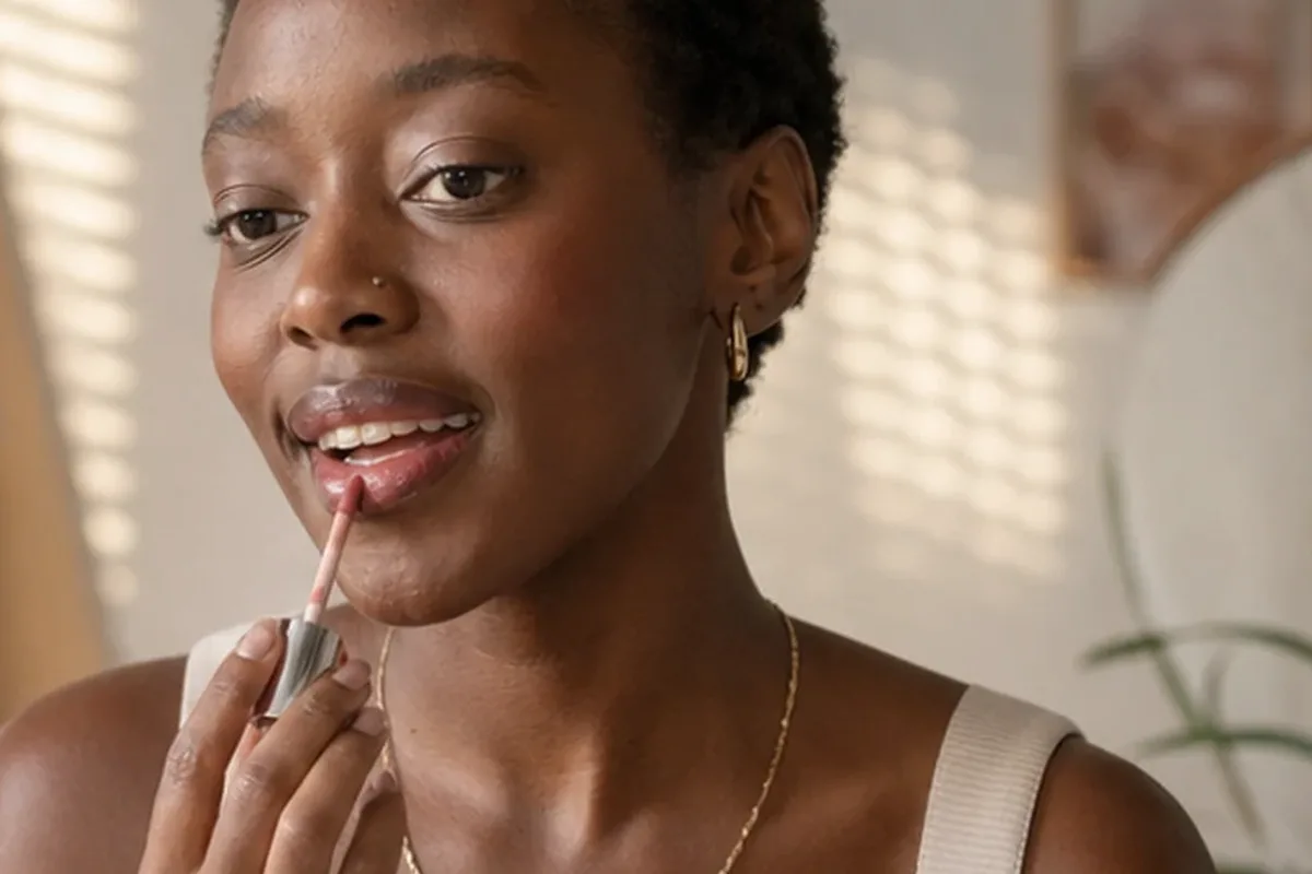 Authentischer Wohlfühlmoment passend zum Beauty-Thema Augenbrauengel für langen Halt