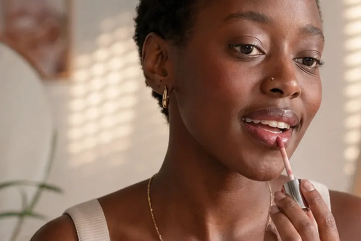Authentischer Wohlfühlmoment passend zum Beauty-Thema Make-up: Alternativen vergleichen und passend entscheiden