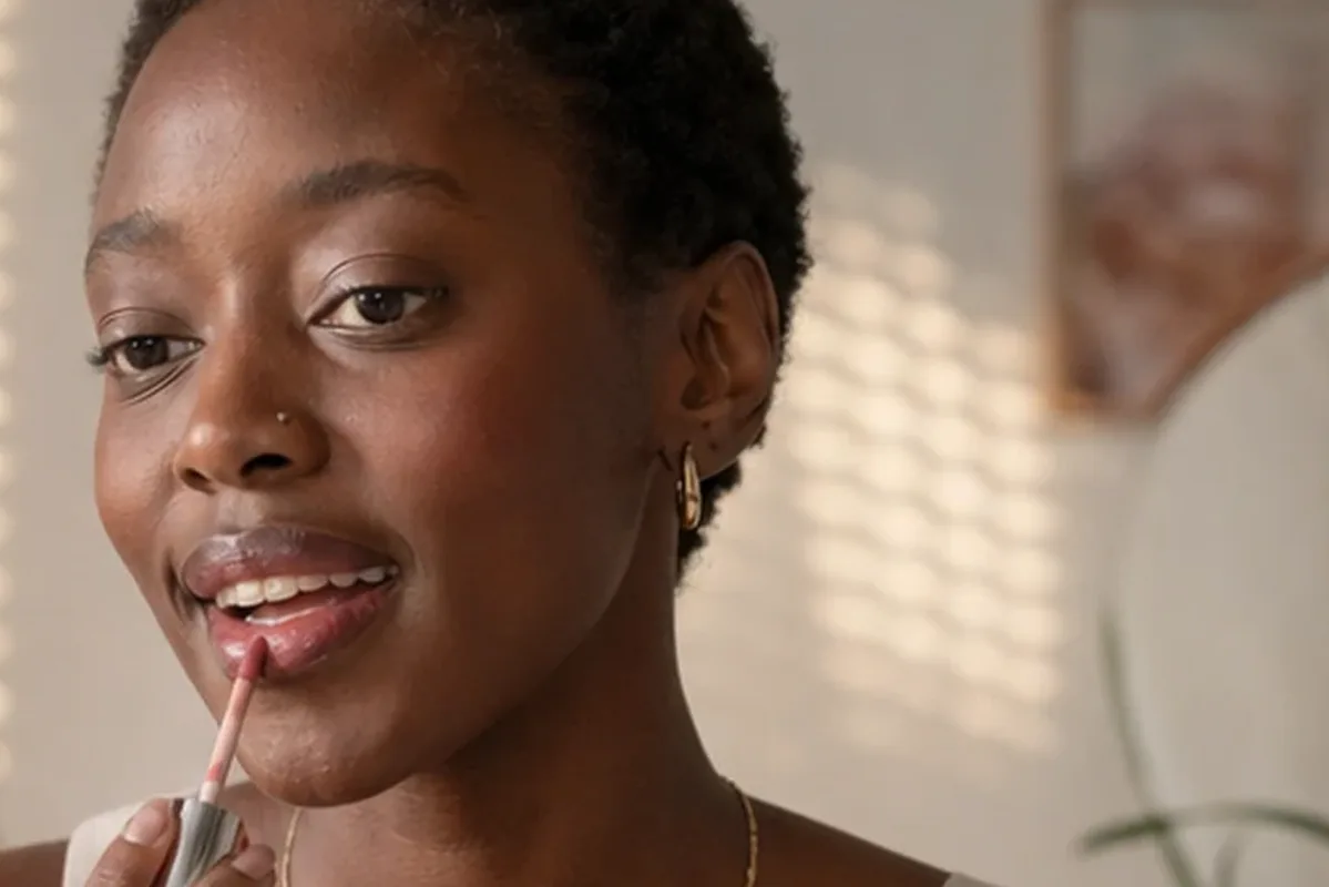 Redaktioneller Beauty-Moment zur Ausgangslage bei Concealer bei großen Poren