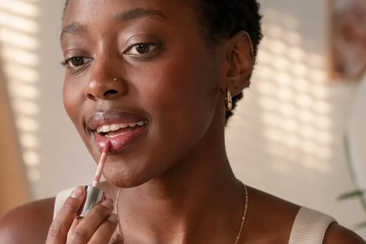 Authentischer Wohlfühlmoment passend zum Beauty-Thema Highlighter für ölige Haut