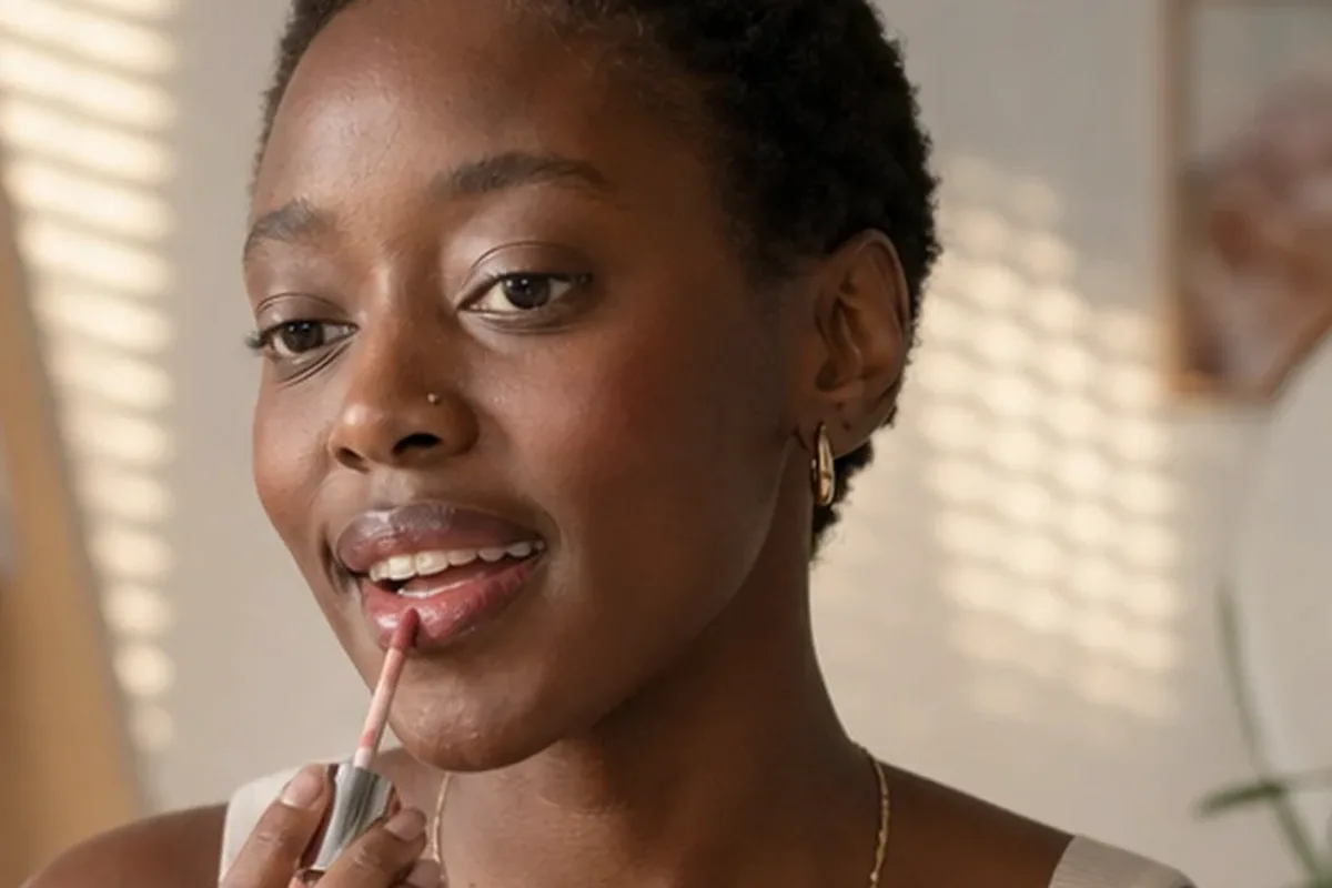 Emotionaler und authentischer Anwendungsmoment rund um Concealer für ölige Haut