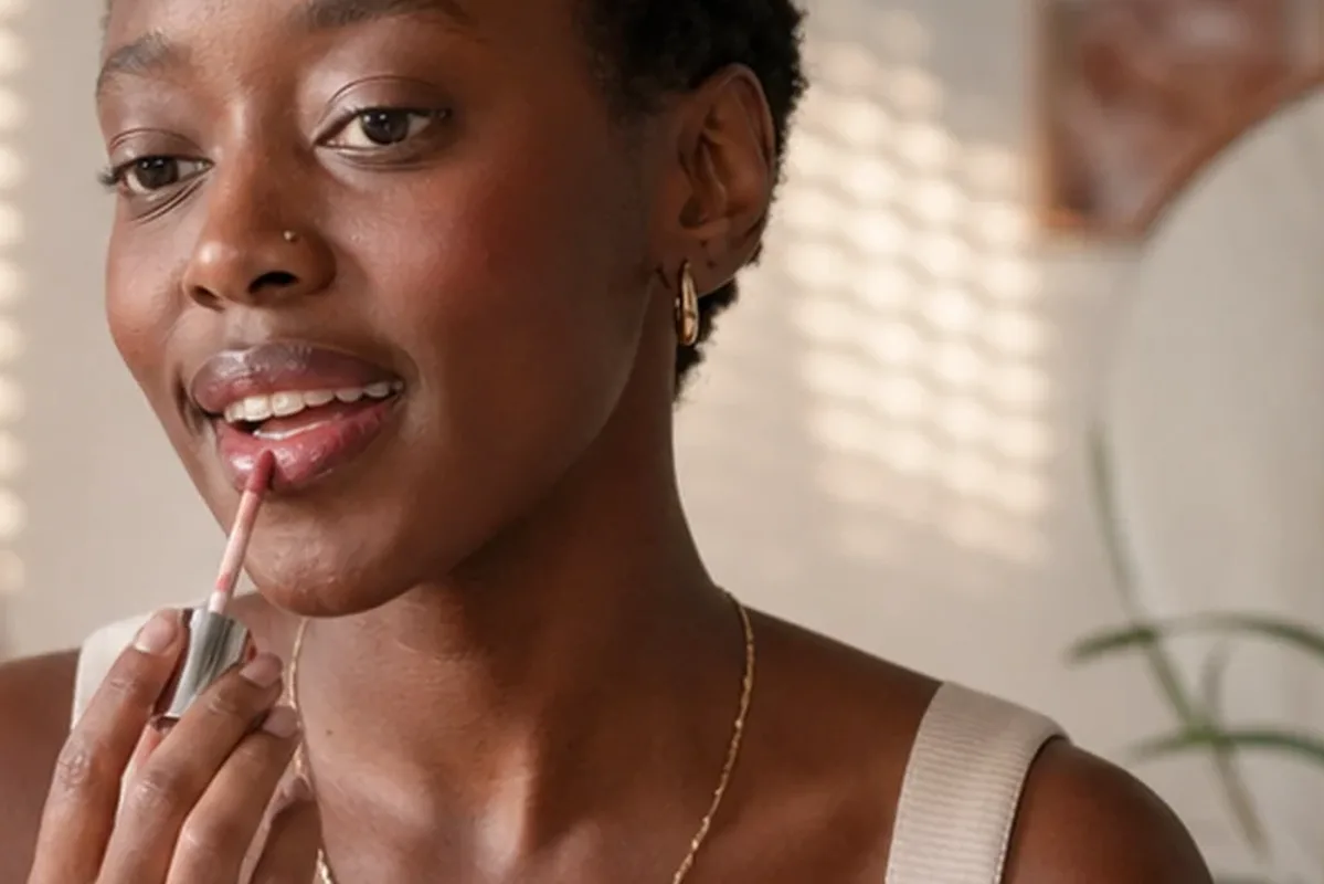 Authentischer Wohlfühlmoment passend zum Beauty-Thema Setting Spray für empfindliche Haut