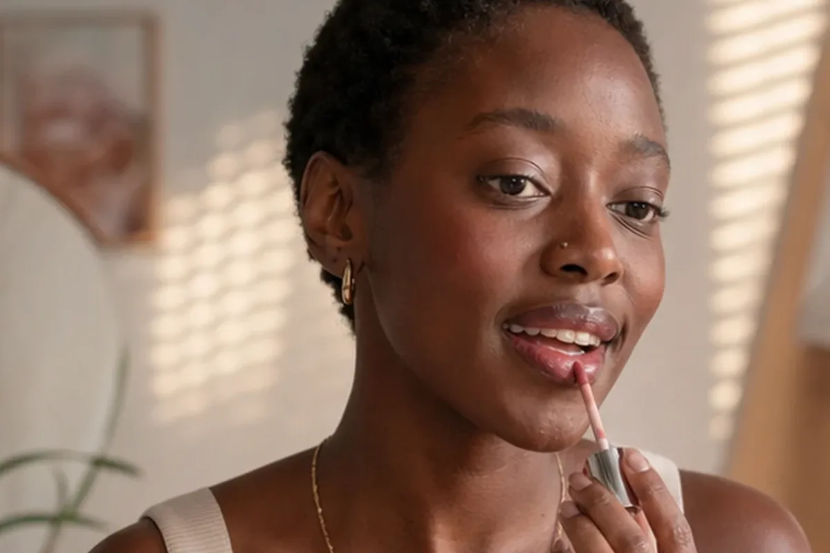 Authentischer Wohlfühlmoment passend zum Beauty-Thema Setting Spray für einen natürlichen Look