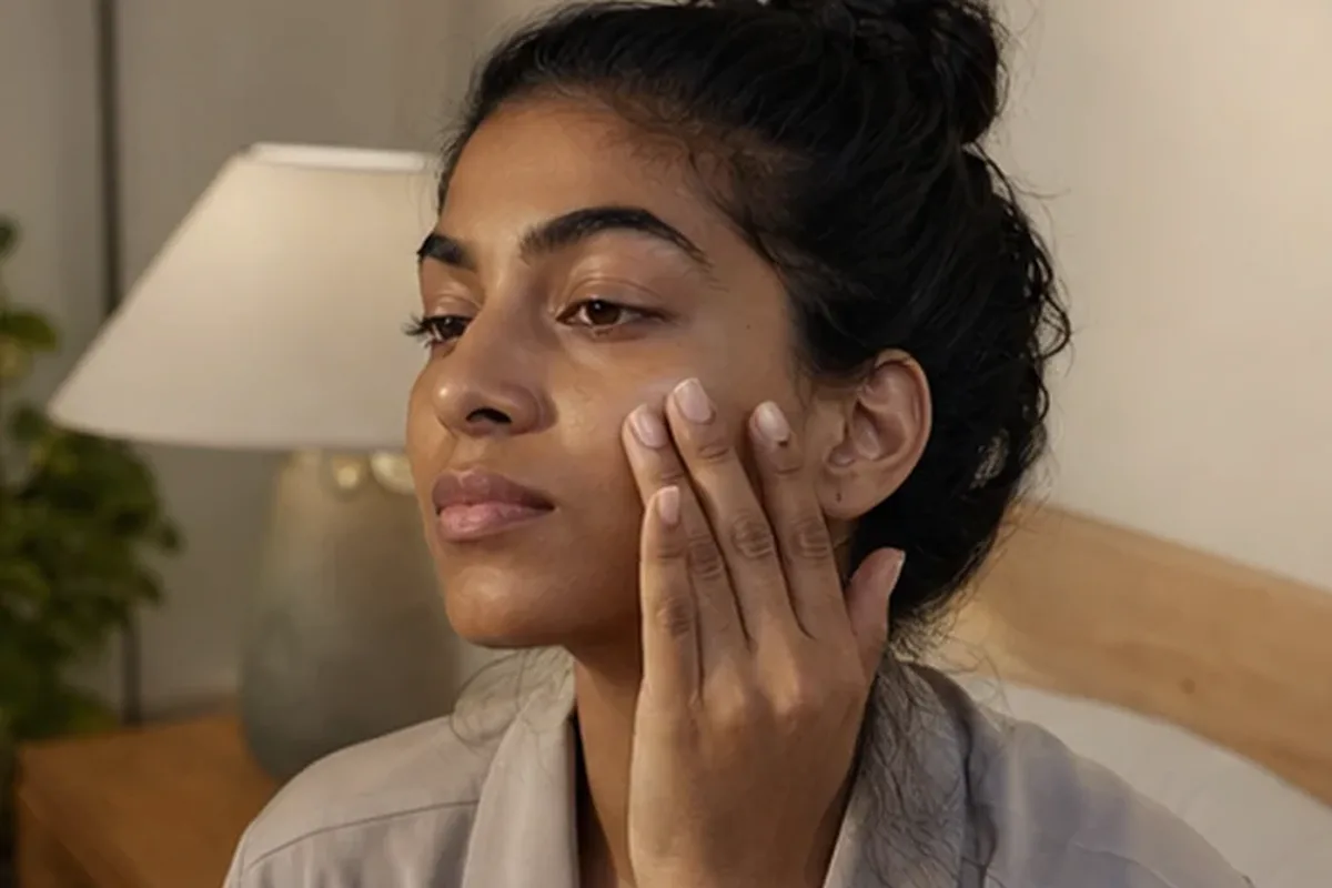 Authentischer Wohlfühlmoment passend zum Beauty-Thema Reinigungsöl bei Pigmentflecken