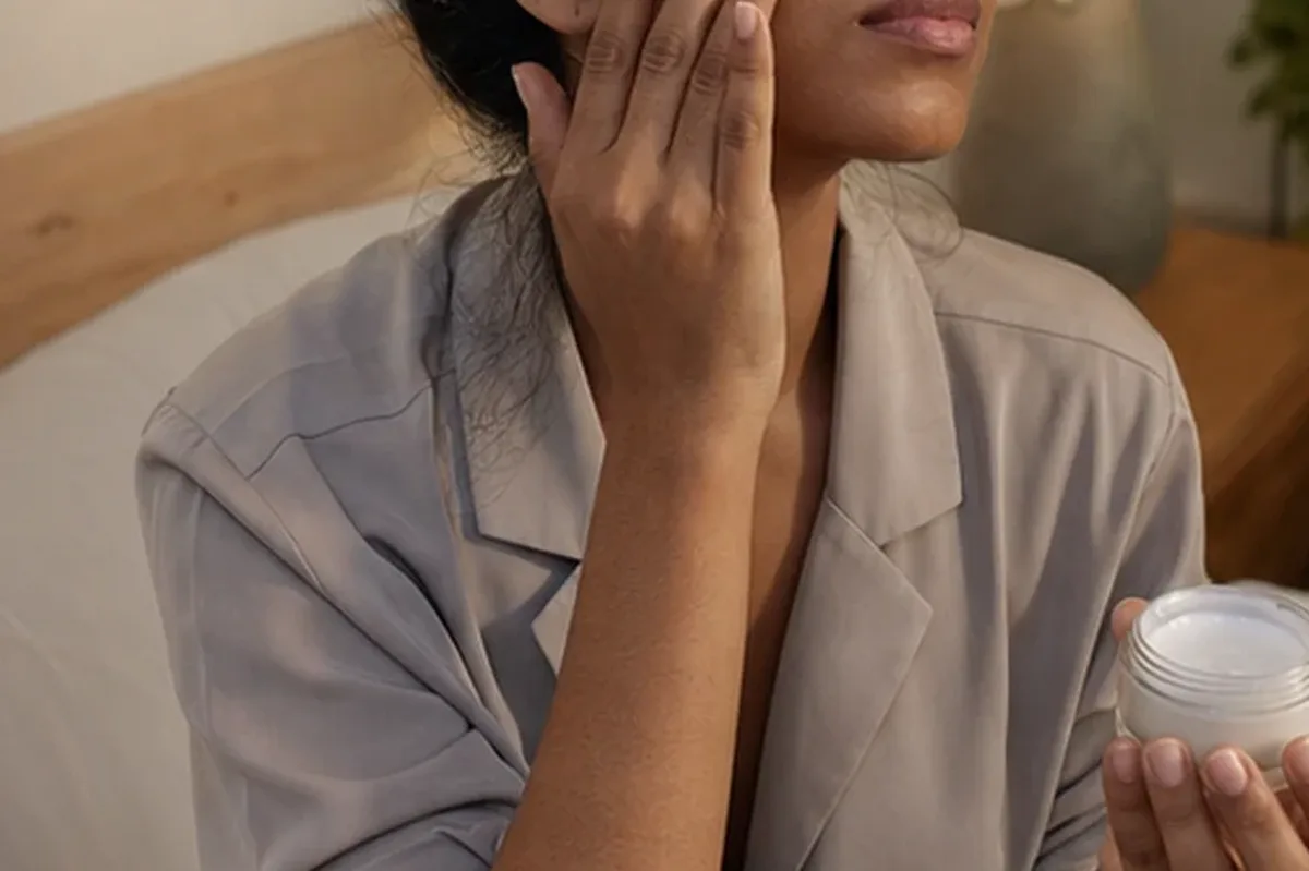 Redaktioneller Beauty-Moment zur Ausgangslage bei Niacinamid-Serum bei ersten Fältchen