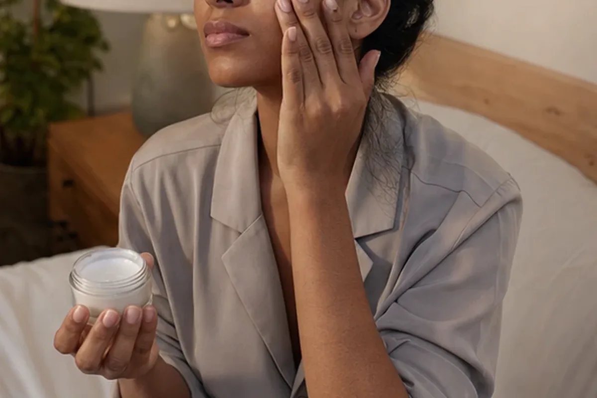 Authentische Beauty-Routine passend zum Thema Niacinamid-Serum bei Rötungen