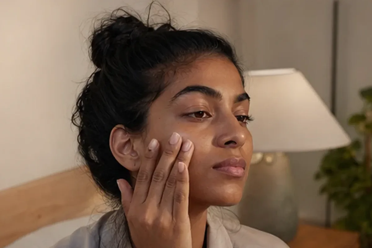 Authentischer Wohlfühlmoment passend zum Beauty-Thema Chemisches Peeling für unreine Haut