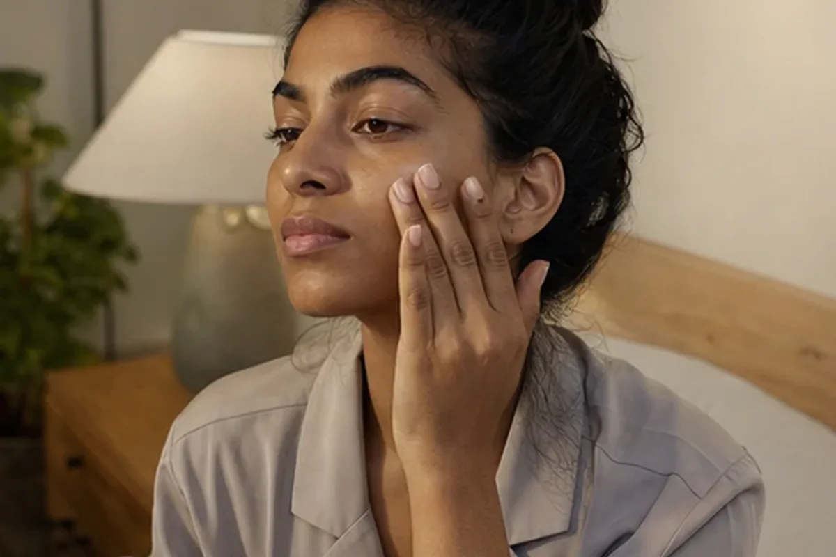 Authentischer Wohlfühlmoment passend zum Beauty-Thema Gesichtscreme bei Rötungen