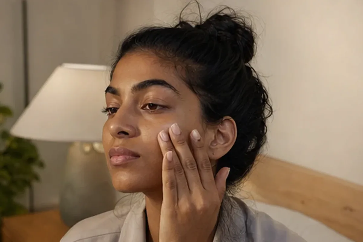 Authentischer Wohlfühlmoment passend zum Beauty-Thema Feuchtigkeitsserum bei Pigmentflecken