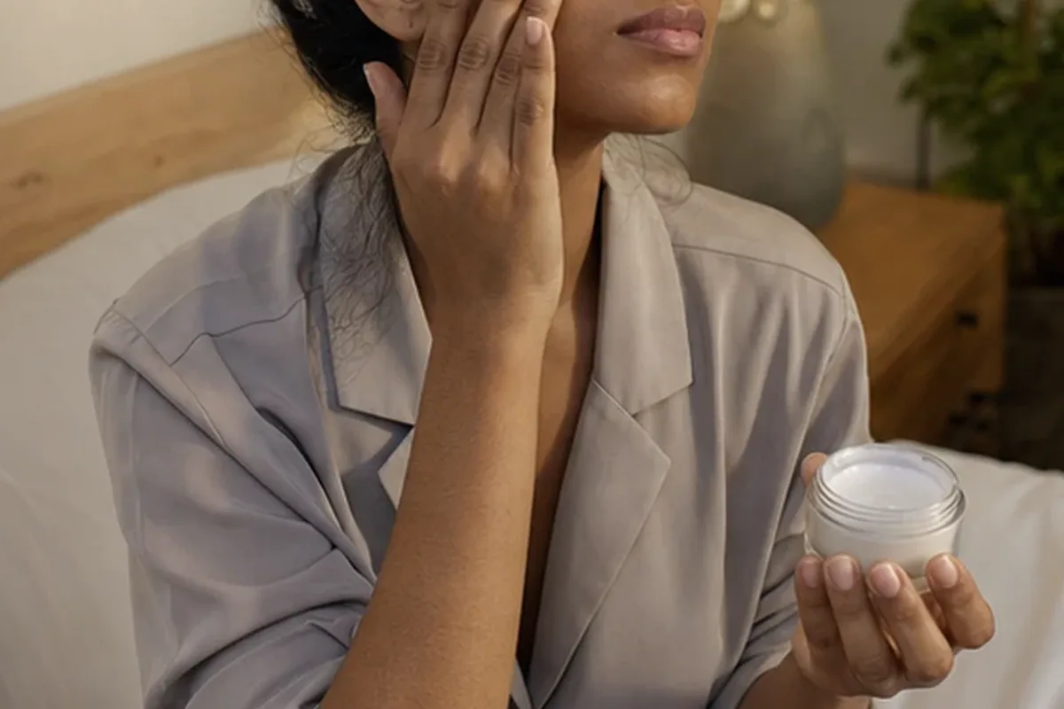 Hochwertige Beauty-Inszenierung zu Auswahlkriterien für Reinigungsöl bei ersten Fältchen